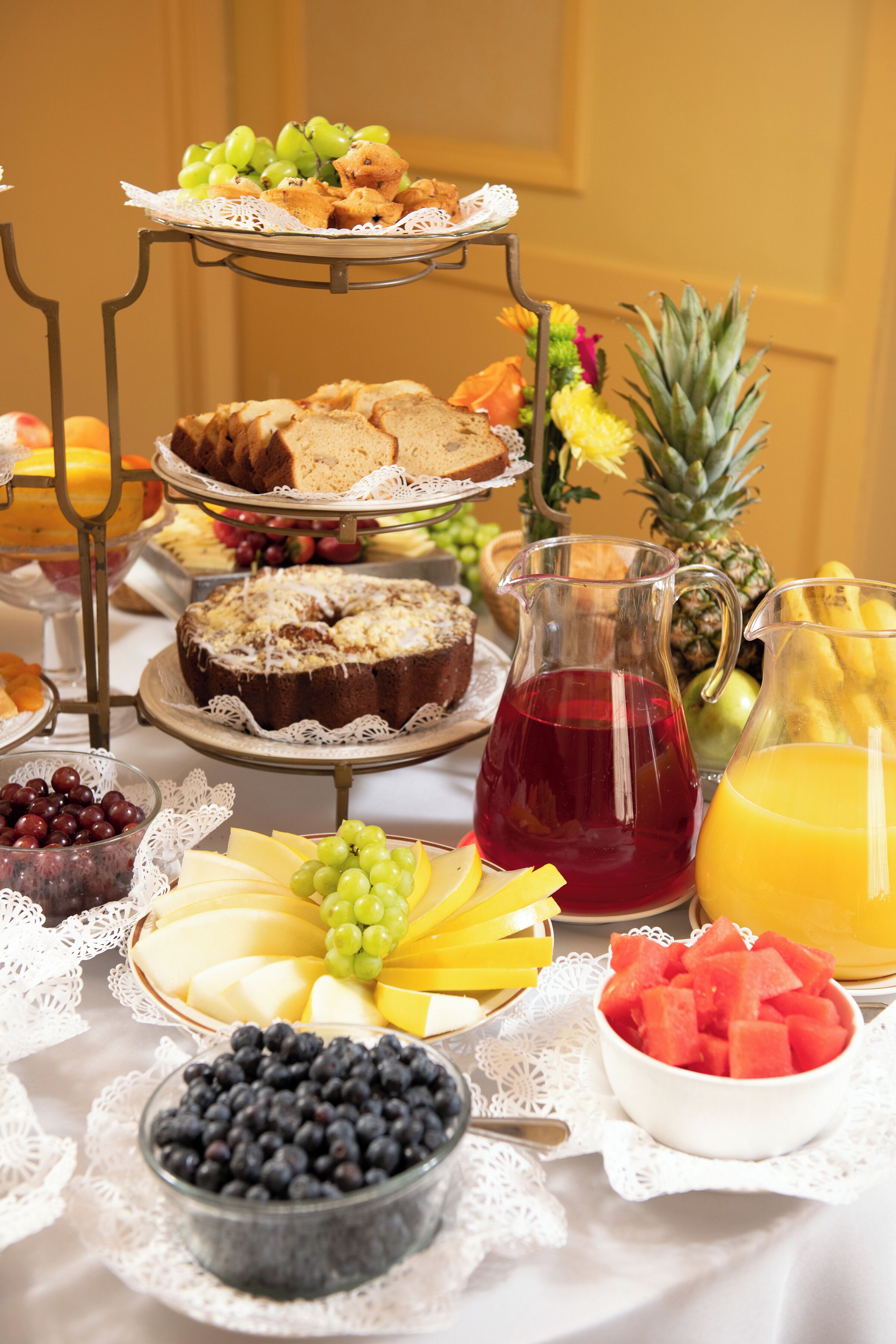 Una mesa de buffet con diferentes alimentos y bebidas.