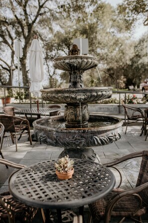 Breakfast, lunch, dinner served; American cuisine, pool views - Geyserville Inn (Geyserville)