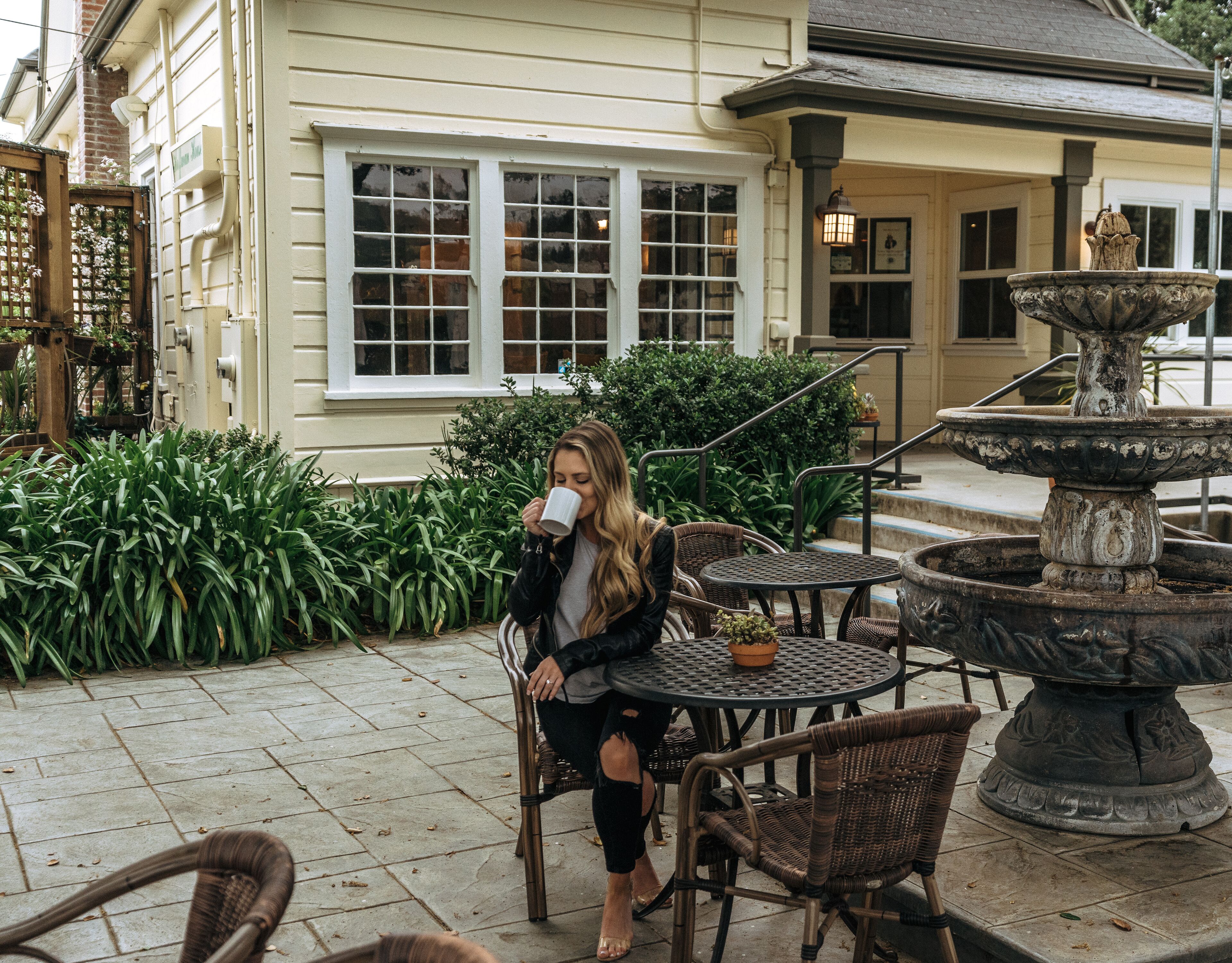 Se sirven desayunos, comidas y cocina americana con vista a la alberca
