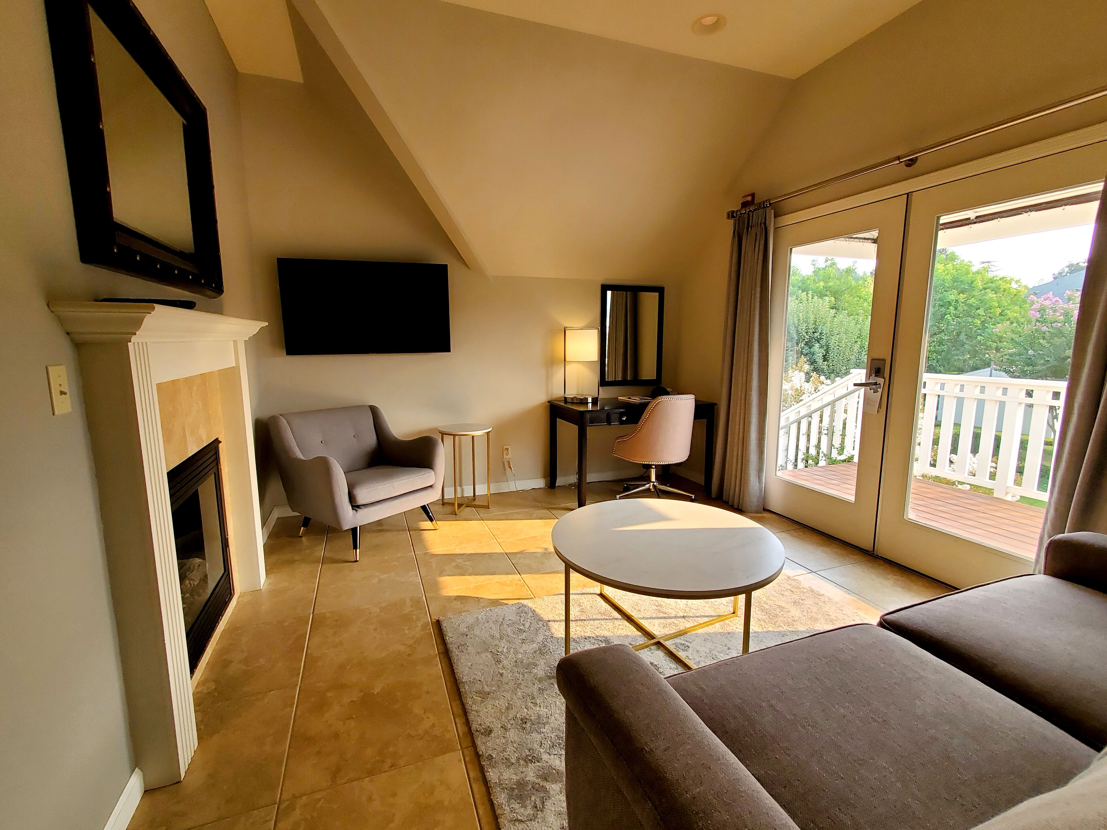 Suite (King Suite) | 客厅 | 50-英寸电视（配备有线频道）