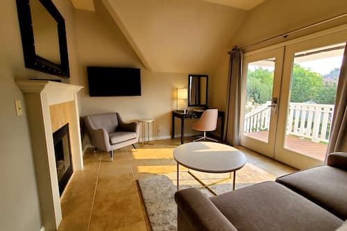 Suite (King Suite) | Living room | 50-inch TV with cable channels