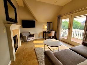 Suite (King Suite) | Living room | 50-inch TV with cable channels - Geyserville Inn (Geyserville)