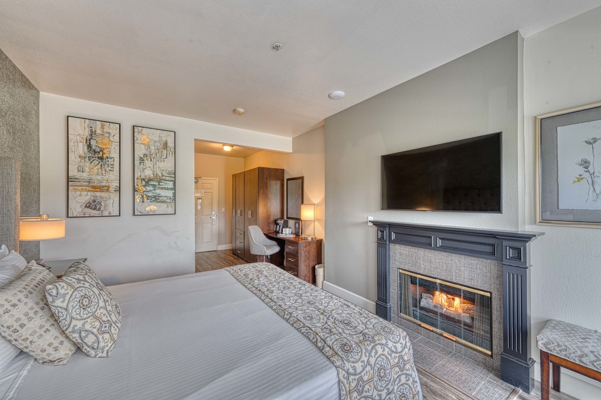 Standard King Room | In-room safe, iron/ironing board, cribs (surcharge)
