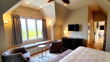 Suite (King Suite) | Caja de seguridad en la habitación y tabla de planchar con plancha