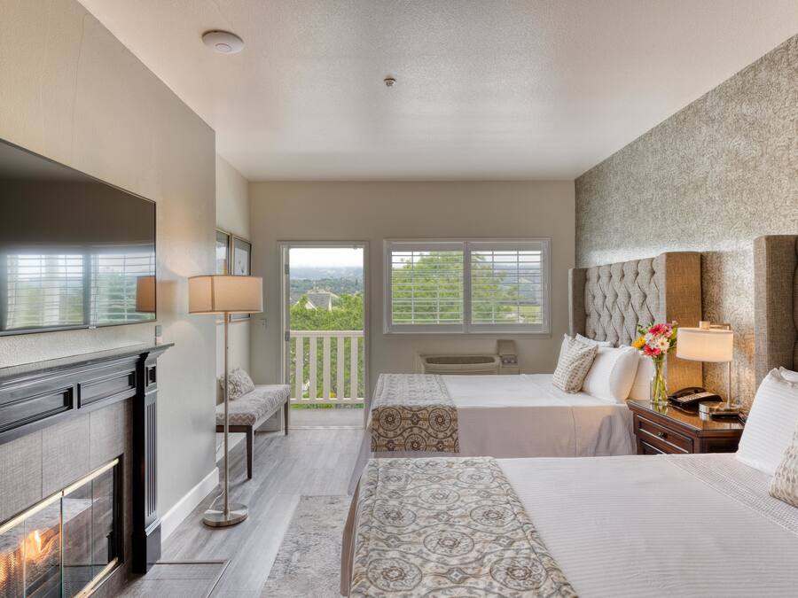 Deluxe Double Queen Room