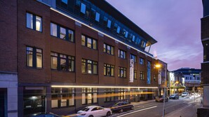 A multi-story hotel with a brick facade, large windows, and a flat roof. - Latroupe Jacobs Inn (Dublin)