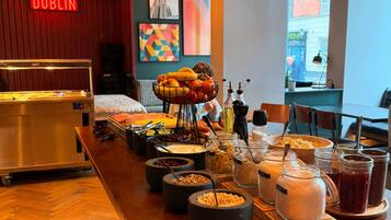 Frokostbuffé hver dag (mot et tillegg)