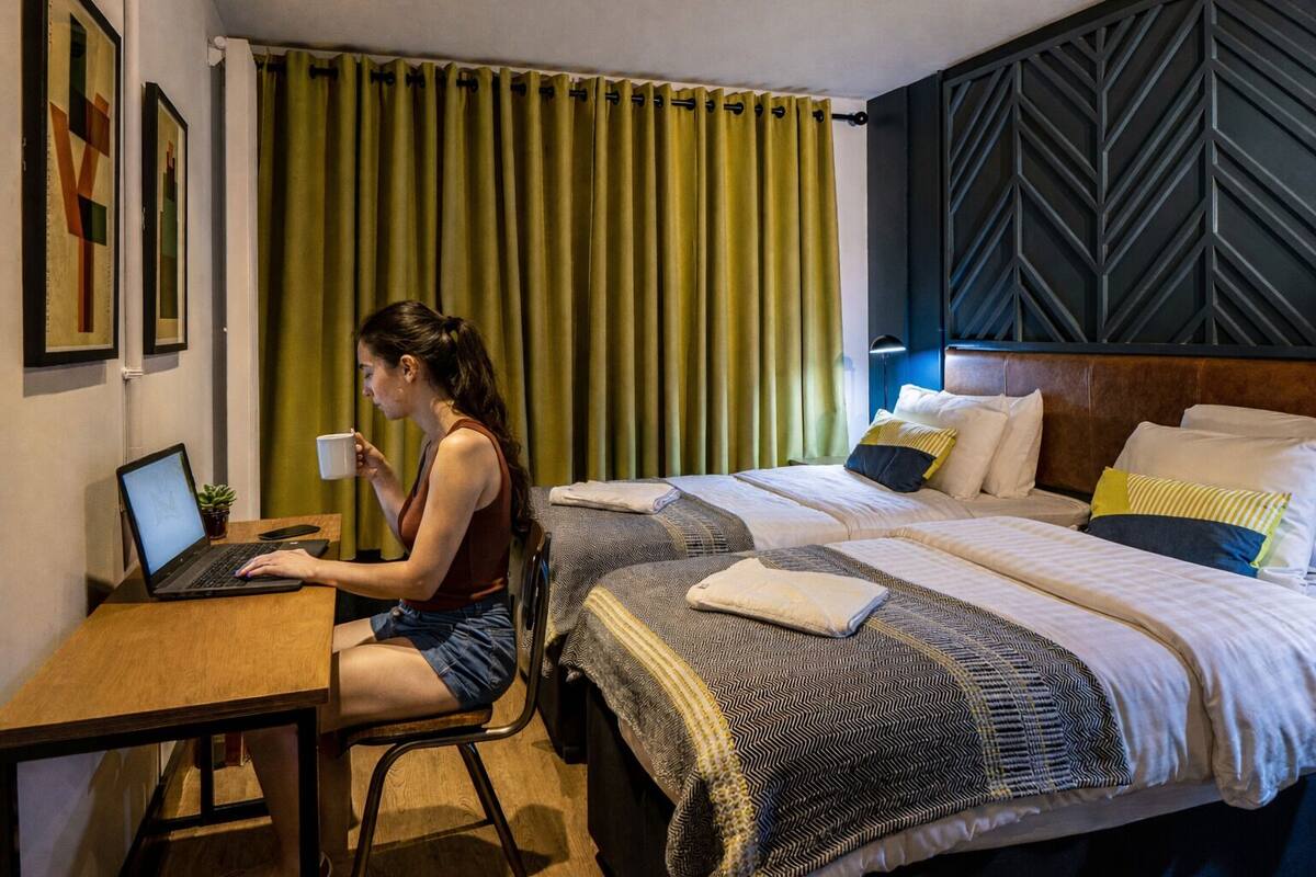 Chambre Deluxe avec lits jumeaux, salle de bains attenante | Chambres insonorisées, fer et planche à repasser, Wi-Fi gratuit