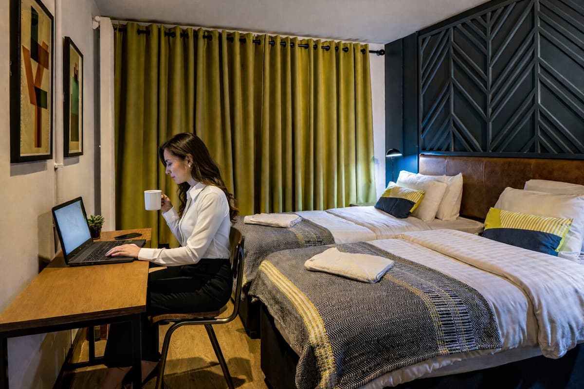 华丽双床房, 独立浴室 | 隔音、熨斗/熨板、免费 WiFi、床单