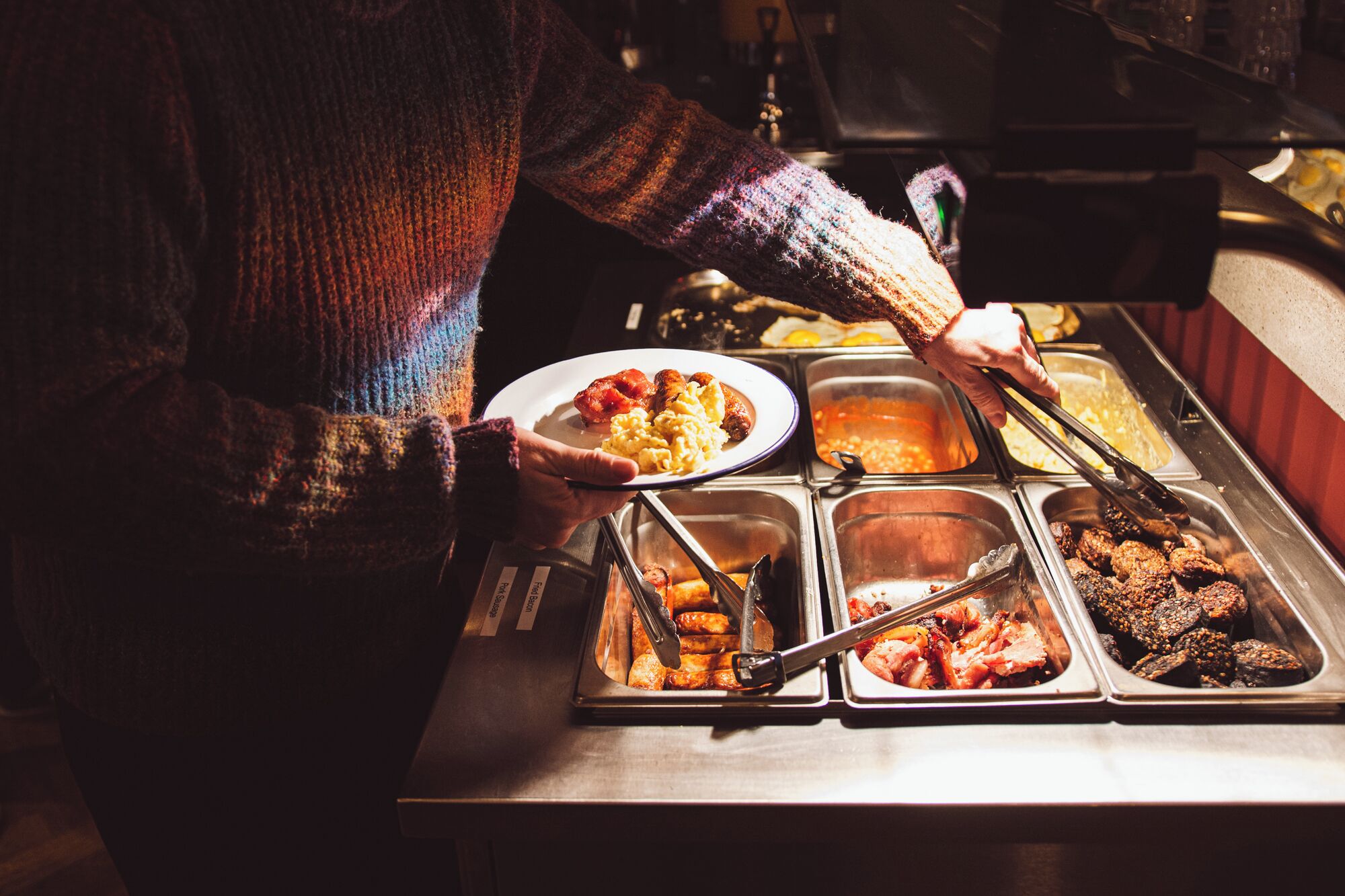 Tägliches Frühstücksbuffet (13 EUR pro Person)