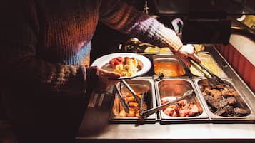 TĂ€gliches FrĂŒhstĂŒcksbuffet (13 EUR pro Person)