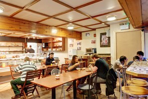 Free daily continental breakfast - Isaacs Hostel (Dublin)