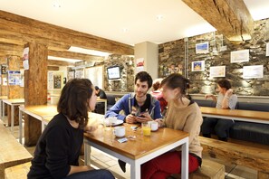 Lobby sitting area - Isaacs Hostel (Dublin)