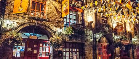 Vista frontal de la propiedad por la tarde o noche