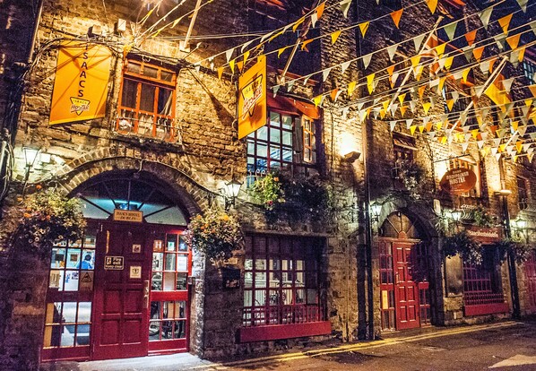 施設の正面 (日没後)