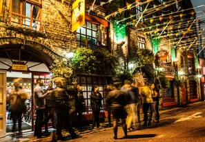 Front of property - evening/night - Isaacs Hostel (Dublin)