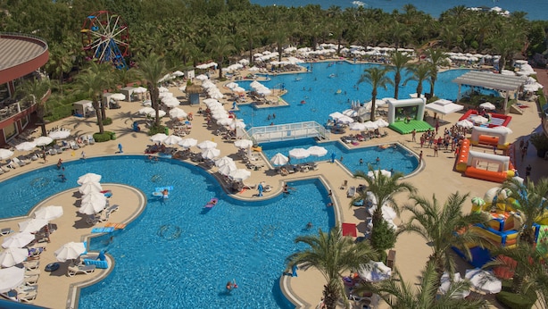 Una piscina techada, 3 piscinas al aire libre