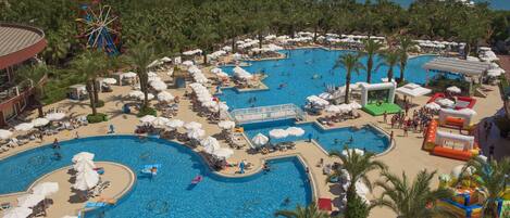 Alberca techada, 3 albercas al aire libre y camastros