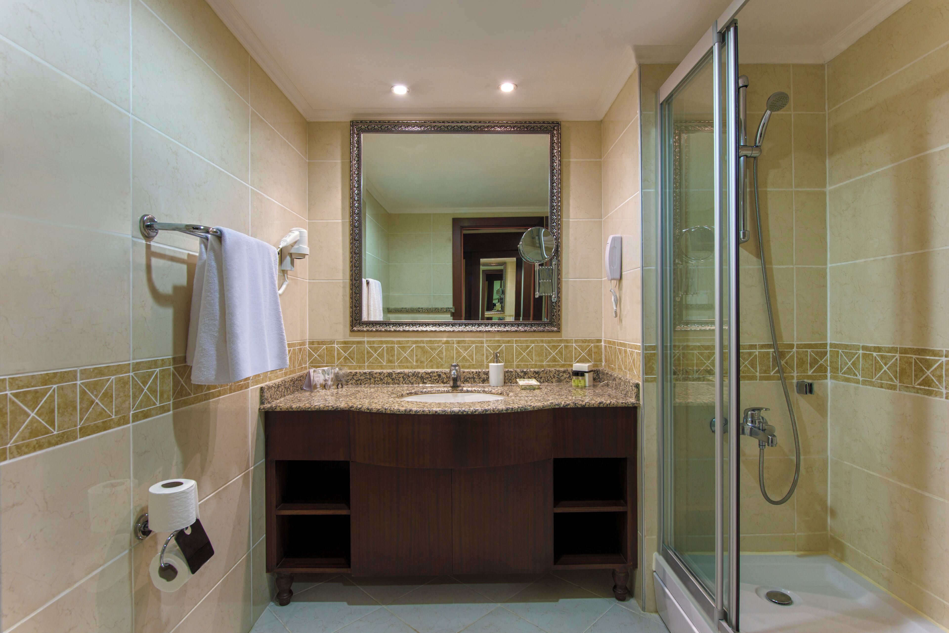Badezimmer | Kostenlose Toilettenartikel, Haartrockner, Hausschuhe, Handtücher