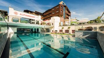 Innenpool, Außenpool, Liegestühle