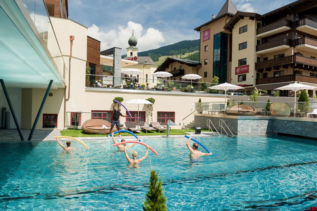 Innendørsbasseng, utendørsbasseng og solsenger