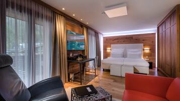 Junior-Suite, 1 King-Bett (Lifestyle Large) | Wohnbereich | Fernseher