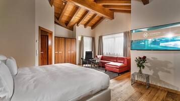 Suite (Tower Suite with Private Spa) | Living area | TV