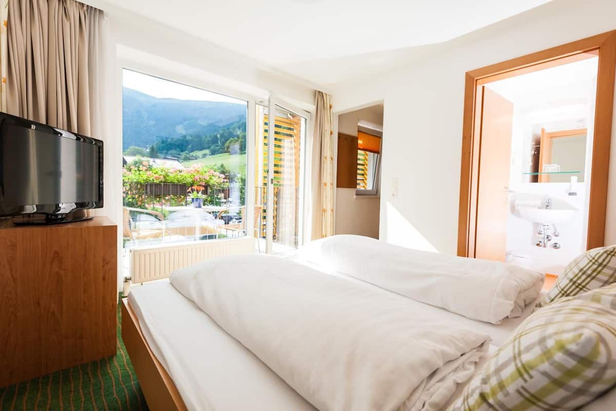 Ropa de cama hipoalergénica, minibar, caja fuerte