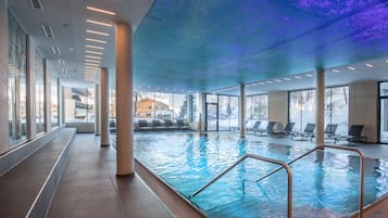 Indendørs pool, udendørs pool, parasoller, liggestole