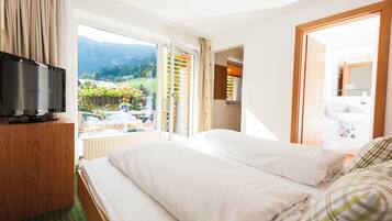 Comfort Double Room | Hypo-allergenic bedding, minibar, in-room safe, soundproofing