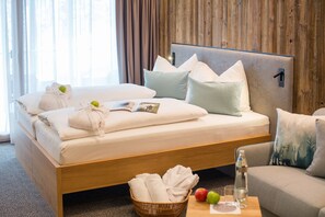 Quarto casal luxo | Roupas de cama antialérgicas, frigobar, cofres nos quartos