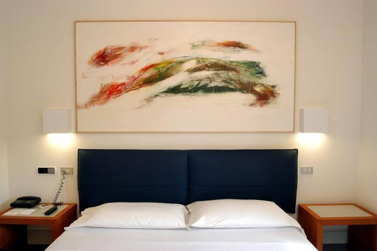 Classic Double or Twin Room | Minibar, in-room safe, desk, soundproofing
