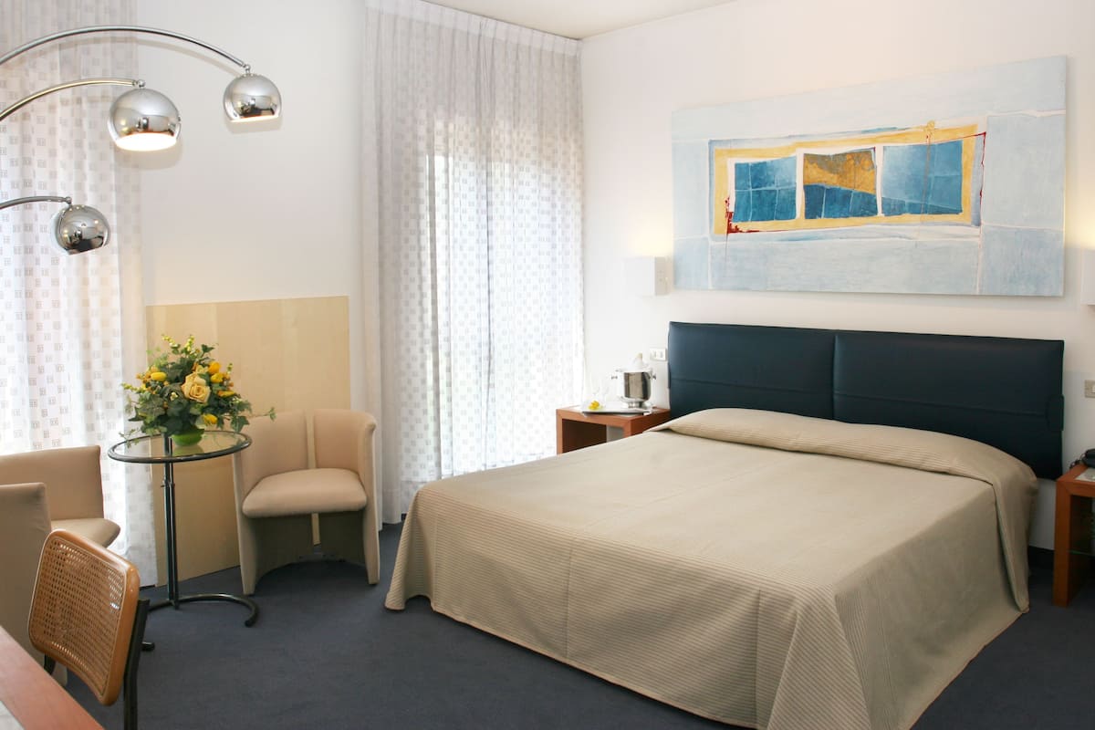 Een minibar, een kluis op de kamer, een bureau, geluiddichte muren