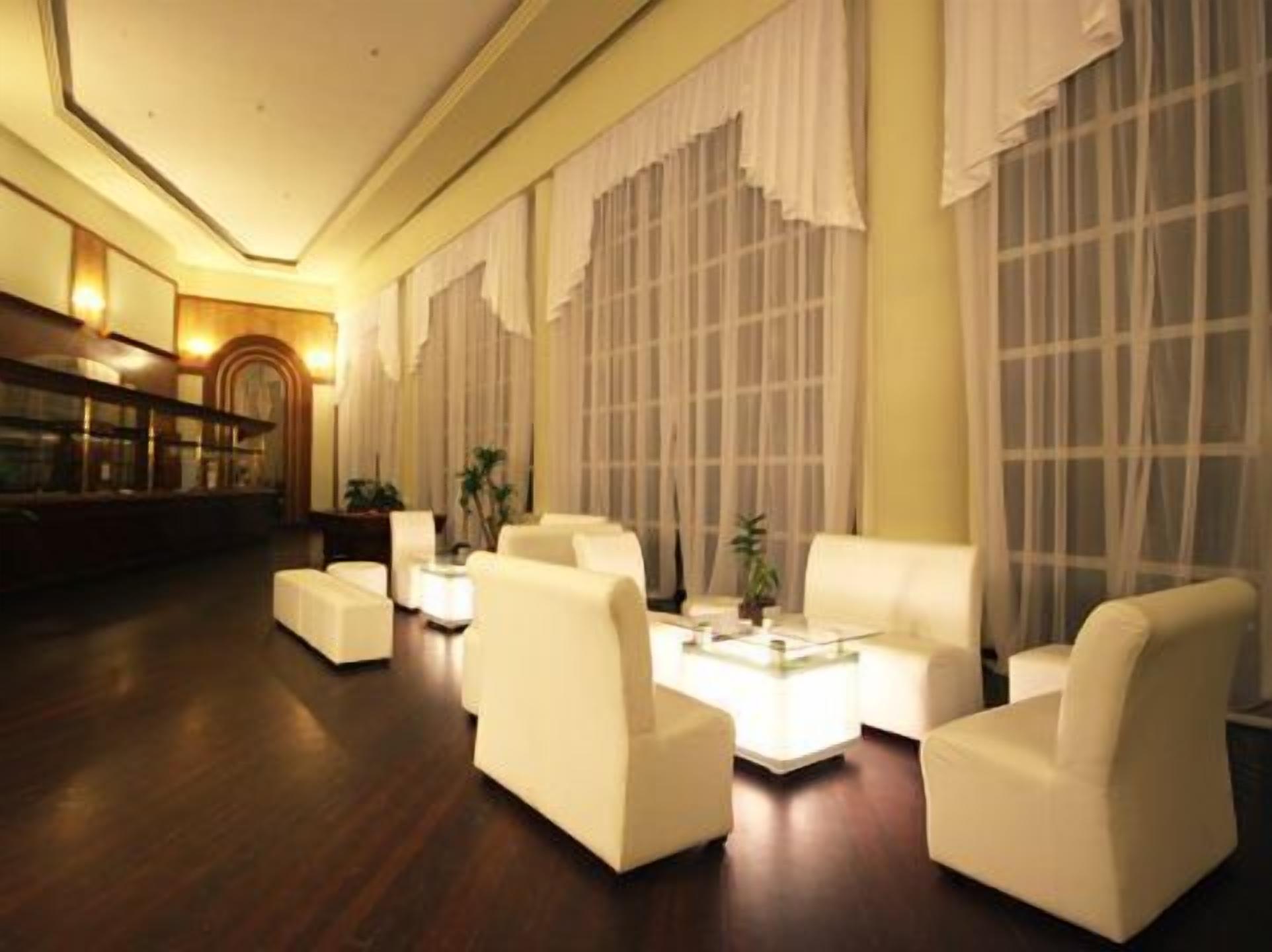 Beach views, serves lunch