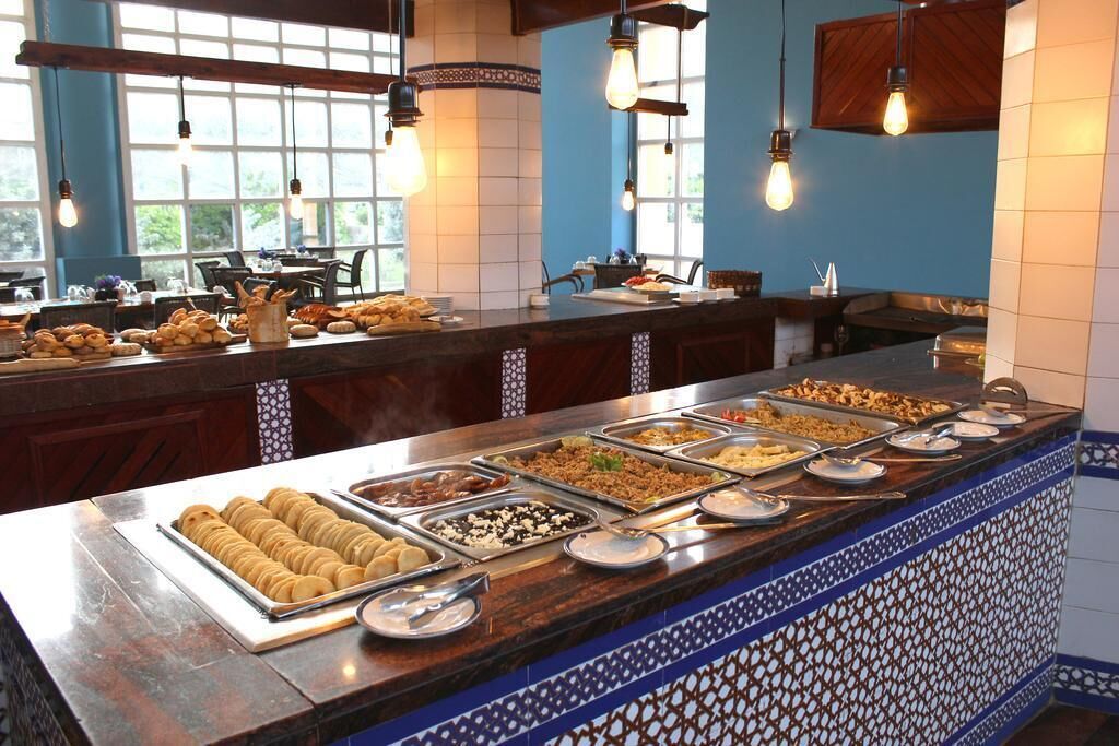 4 restaurants, breakfast, lunch, dinner served; international cuisine