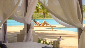 Outdoor pool, sun loungers - Hesperia Isla Margarita (Matasiete)