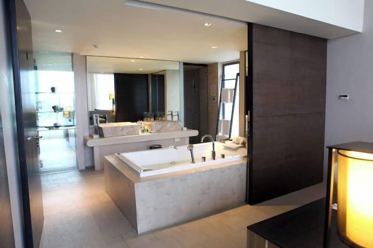 Bathroom | Separate tub and shower, deep soaking tub, free toiletries, hair dryer