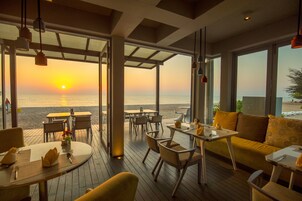 2 restaurantes; se sirve desayuno, almuerzo y cena; cocina internacional