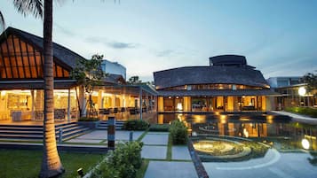 2 restaurantes; se sirve desayuno, almuerzo y cena; cocina internacional