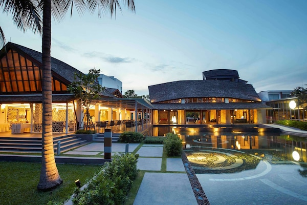 2 restaurants, breakfast, lunch, dinner served; international cuisine