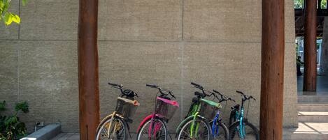 Varias bicicletas estacionadas contra una pared de edificio.