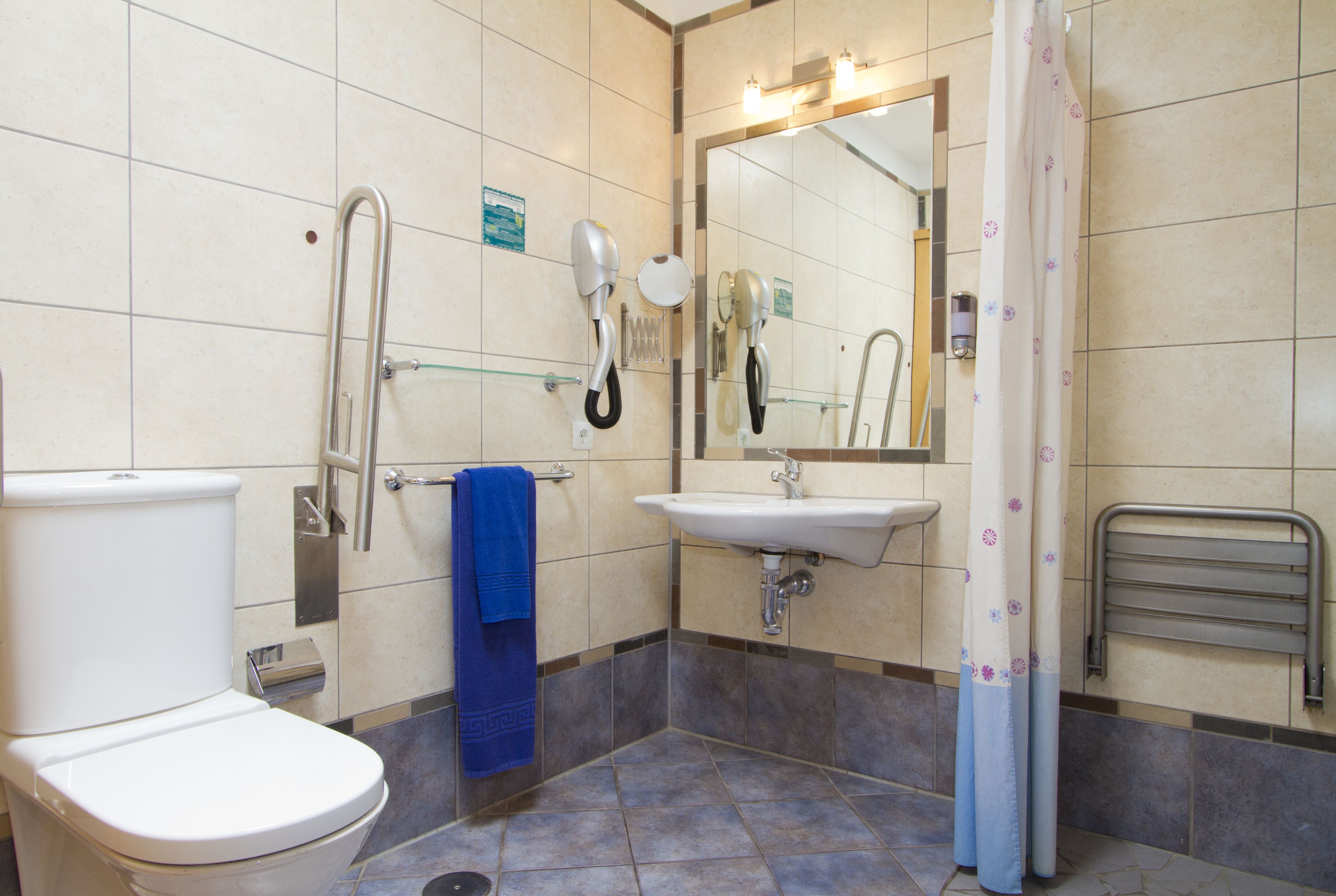 Un baño con inodoro, lavabo y ducha.