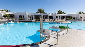 Utomhuspool, parasoller och solstolar