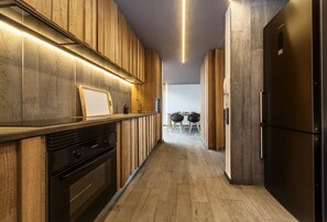 Refrigerador, microondas, cafetera/tetera, utensilios de cocina