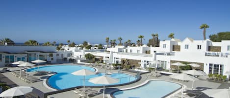 Piscina a l'aire lliure, para-sols i gandules