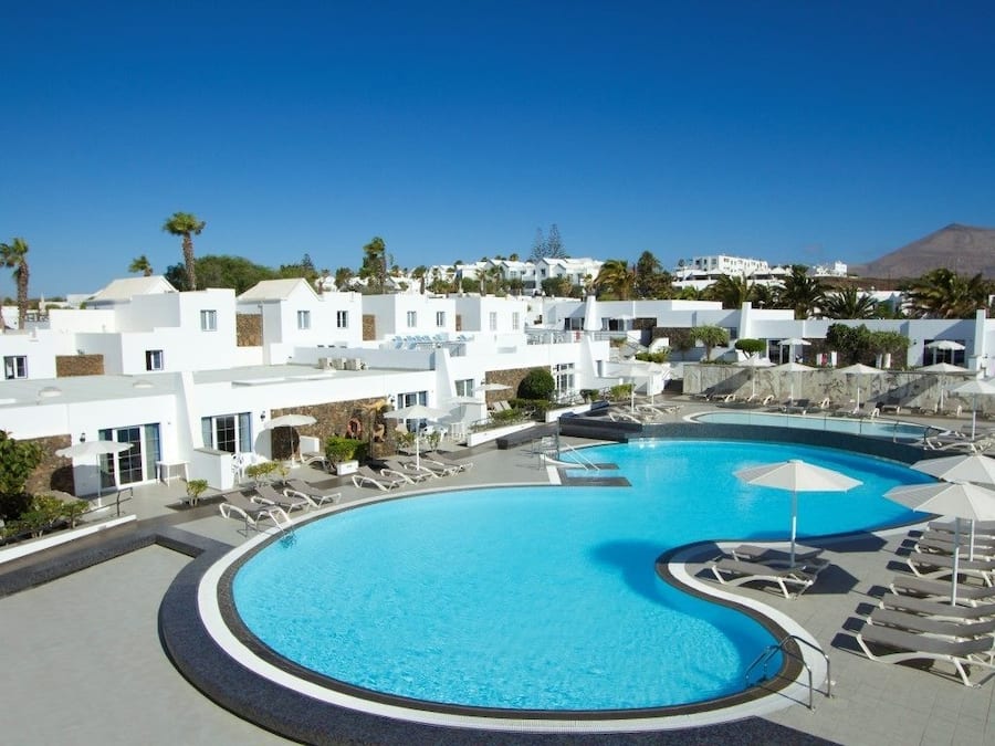 Utendørsbasseng, bassengparasoller og solsenger