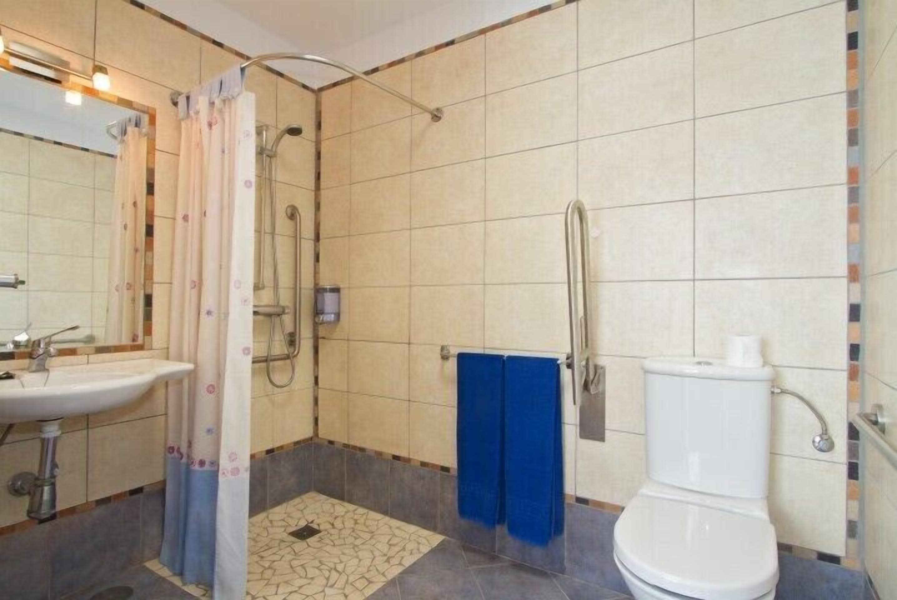 Un baño con ducha, inodoro y lavamanos.