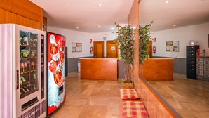 Coin salon dans le hall