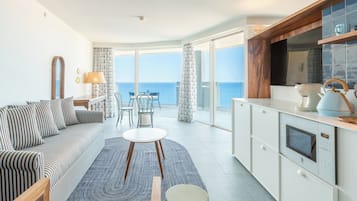 Suite | Bộ đồ giường cao cấp, chăn bông, bàn, màn/rèm cản sáng