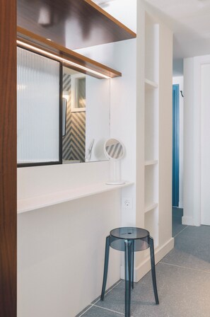 Artículos de higiene personal ecológicos, secador de pelo y toallas